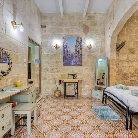 Townhouse With Maltese Balcony Valletta