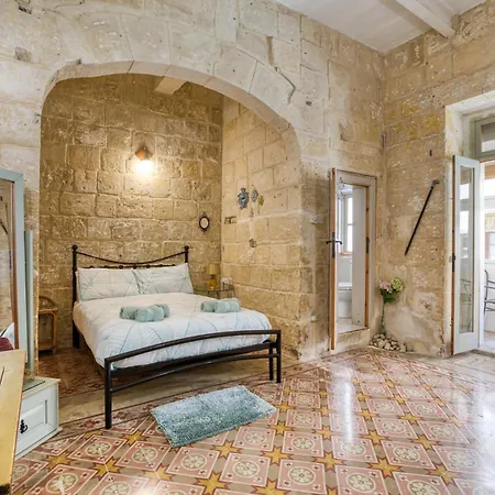 Apartment Townhouse With Maltese Balcony *