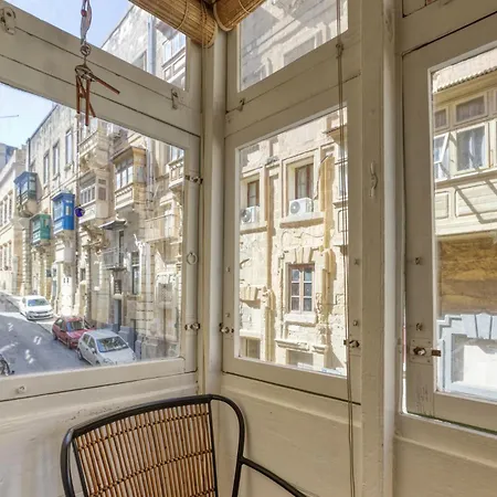 Townhouse With Maltese Balcony *