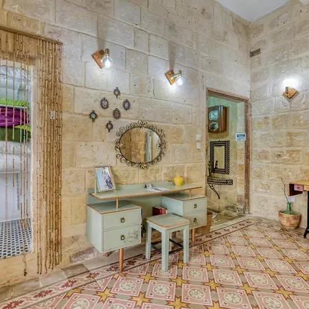 Townhouse With Maltese Balcony *