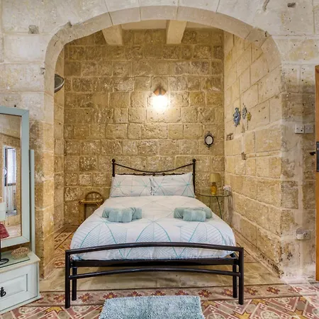 Townhouse With Maltese Balcony Valletta