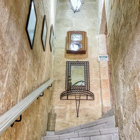 Townhouse With Maltese Balcony Valletta