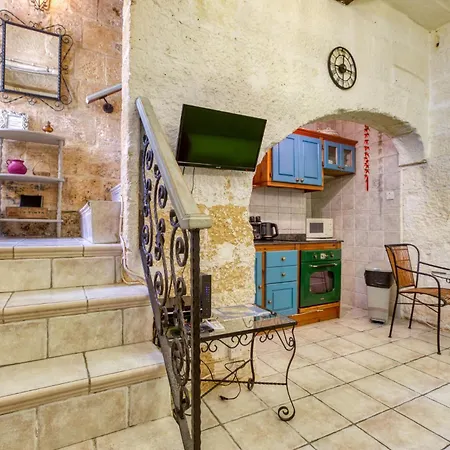 Townhouse With Maltese Balcony