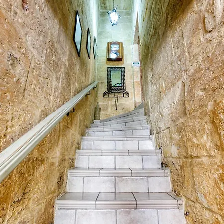 Townhouse With Maltese Balcony Apartment
