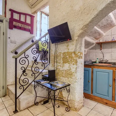 Apartment Townhouse With Maltese Balcony