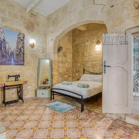 Townhouse With Maltese Balcony Lägenhet Valletta