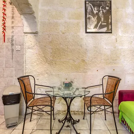 Apartment Townhouse With Maltese Balcony